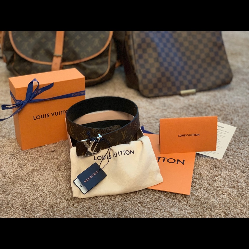 LV INITIALES 40MM REVERSIBLE M9821V